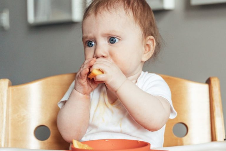 bebé haciendo Baby Led Weaning