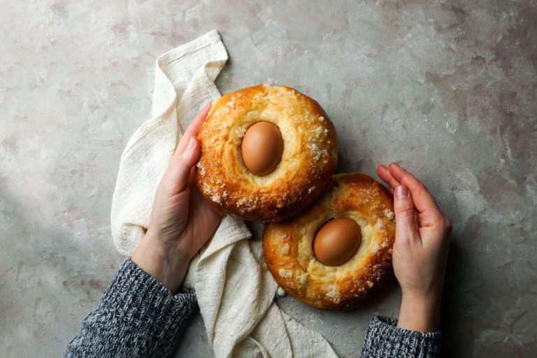 manos de una chica sosteniendo monas de Pascua receta tradicional