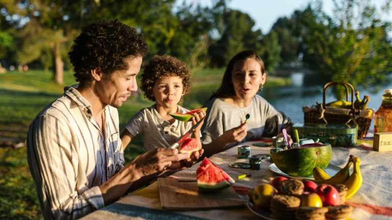 familia compartiendo comida saludable