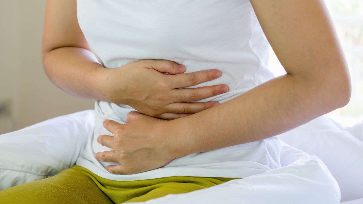 persona con dolor de barriga